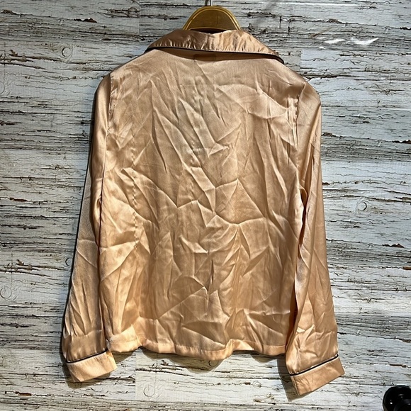 Prettylittlething button up blouse size small - Picture 9 of 9